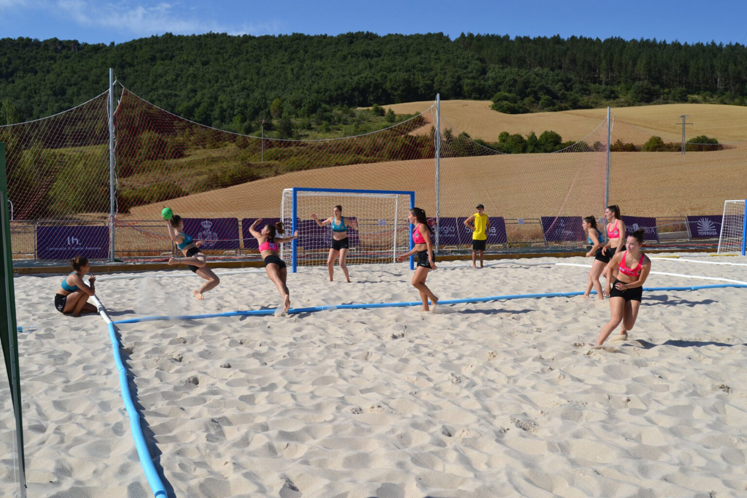 La Federación Navarra de Balonmano y Perfinasa aúnan fuerzas con el patrocinio de la sección de balonmano playa femenino