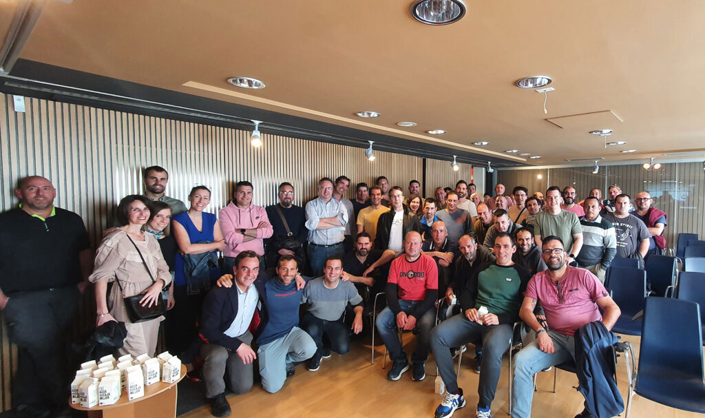 Perfinasa recibe la visita de Alex Txikon, deportista y aventurero extremo